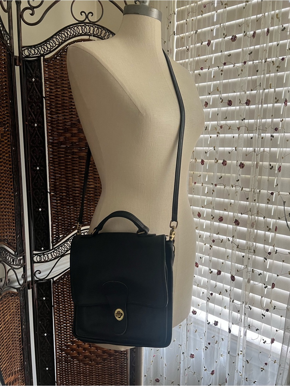 Vintage Black Leather Coach Crossbody Bag - Picture 4 of 10